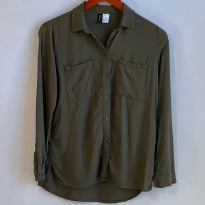 ✨H&M button down shirt✨